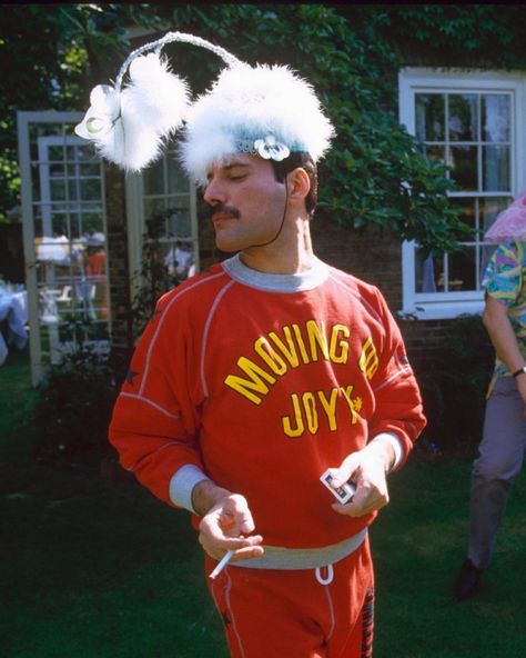 Freddie Mercury 40th Birthday Party, Britain (1986) by Richard Young. Muzică Rock, Freddy Mercury, A Kind Of Magic, Queen Photos, Roger Taylor, Queen Pictures, Queen Freddie Mercury, John Deacon, Somebody To Love