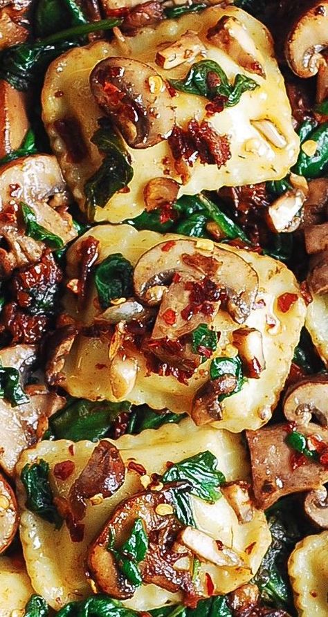 Mushroom Ravioli with Spinach – this easy meatless pasta dinner requires only 6 ingredients and 30 minutes! Mushrooms are sauteed with spinach, garlic, sun-dried tomatoes and combined with ravioli. #ravioli #mushrooms #spinach #mushroomravioli #spinachravioli #Italian #Italiandinner #Italianfood #Italianrecipe Ravioli With Spinach, Meatless Pasta, Spinach And Mushrooms, Spinach Ravioli, Mushroom Ravioli, Resep Pasta, Ravioli Recipe, Spinach Stuffed Mushrooms, Goulash