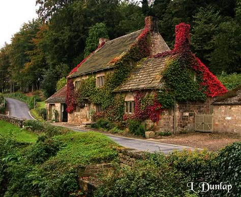 The Swan at Bibury, Cotswolds. Old Country Houses, Stone Cottages, Fairytale Cottage, Casa Country, Storybook Cottage, Cottage Cabin, Beautiful Cottages, Dream Cottage, Country Side