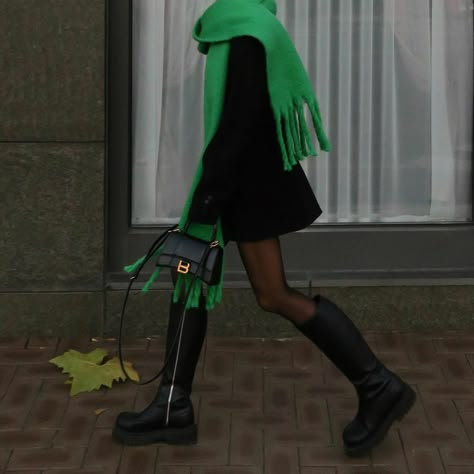 Green Outfit Fall, Green Scarf Outfit, Winter Inspo Outfits, Scarf Aesthetic, Scarf Outfit Winter, Getaway Outfit, Japan Outfit, Scarf Outfit, Green Scarf