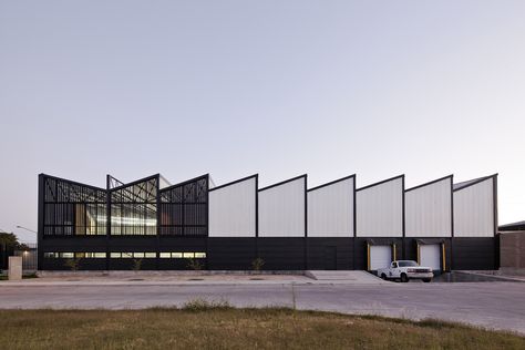 Built by ATELIER ARS° in Zapopan, Mexico with date 2014. Images by Onnis Luque. We wanted to propose a building that was able to communicate its industrial condition through the architectural eleme... Warehouse Plan, Warehouse Architecture, Industrial Facade, Factory Architecture, Commercial And Office Architecture, Warehouse Design, Industrial Architecture, Factory Design, Commercial Architecture