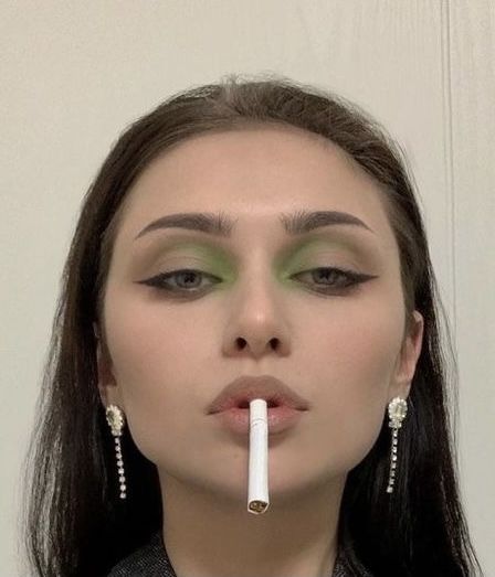 Soft Green Makeup, Hippie Makeup, Slay Makeup, Y2k Makeup, Makeup Photos, Cute Eye Makeup, White Makeup, Alternative Makeup, Green Makeup