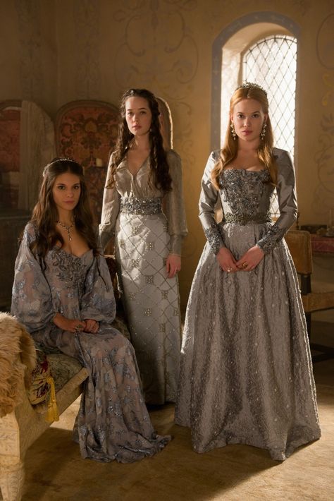 Caitlin Stasey as Kenna, Anna Popplewell as Lola and Celina Sinden as Greer in Reign (TV Series, 2013). Reign Outfits, Celina Sinden, Marie Stuart, Reign Tv Show, Gaun Abad Pertengahan, Anna Popplewell, Reign Mary, Reign Fashion, Reign Dresses