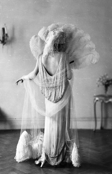 Style Année 20, Norman Hartnell, Madeleine Vionnet, Glamour Vintage, Louise Brooks, 1920s Wedding, Look Retro, 20s Fashion, Jazz Age