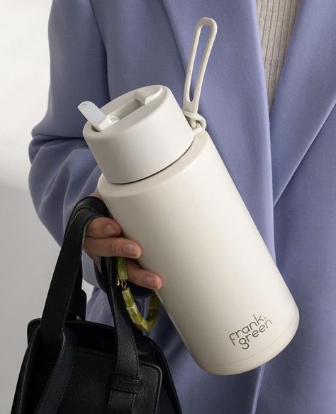 Water Bottle Frank Green, Aesthetic Water Bottle With Straw, Aesthetic Thermos, Frank Green Water Bottle Aesthetic, White Frank Green, Aesthetic Tumbler Bottle, Termo Aesthetic, Cute Water Bottles Aesthetic, Frank Green Aesthetic