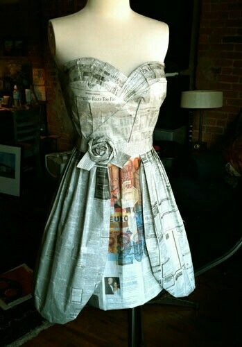 Newspaper dress love the top Paper Dresses Fashion, Newspaper Dress Design, News Paper Skirt, News Paper Clothes, News Paper Outfit, News Paper Dress Ideas, Newspaper Dress Diy, Paper Dress Fashion, News Paper Dress