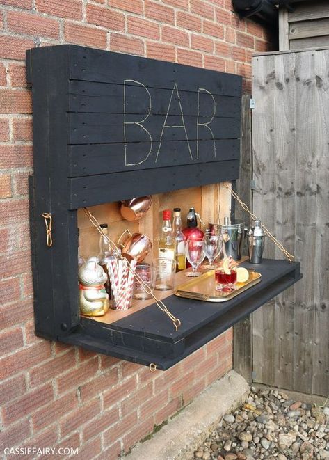 Bar En Plein Air, Solar Fairy Lights, Pallet Decor, Diy Outdoor Decor, Outdoor Kitchen Design, Wooden Bar, Outdoor Bar, Mini Bar, Back Porch