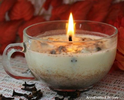 Nothing feels as cozy as a homemade candle! Homemade House Decorations, Homemade Candle Recipes, Săpunuri Handmade, Candles Decor, Soya Mumu, Homemade Scented Candles, Candle Making Business, Old Candles, Candle Ideas