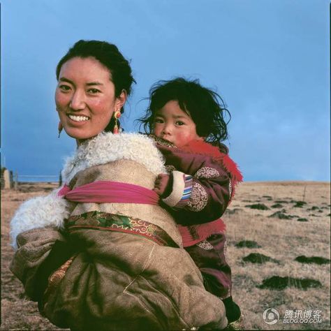 Tibetan Woman, Take A Photo, Poses References, World Cultures, People Of The World, Spring Festival, 인물 사진, Traditional Clothing, Photo Reference