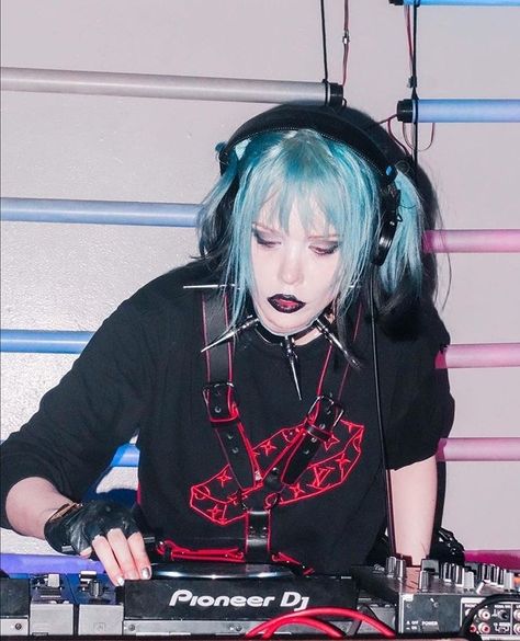 Mode Harajuku, Alice Glass, Crystal Castles, Pink Grunge, Colourful Hair, Crystal Castle, Riot Grrrl, Estilo Punk, Alt Fashion