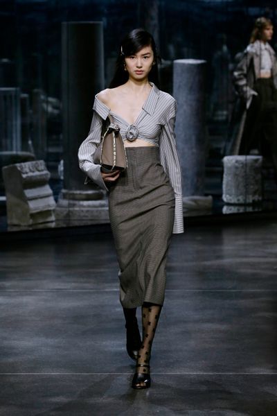 Fendi Runway, Fall Winter Fashion Trends, Bouchra Jarrar, Fall Runway, Fall Tops, Fashion Trends Winter, Milano Fashion Week, Fall Skirts, Milan Fashion Week