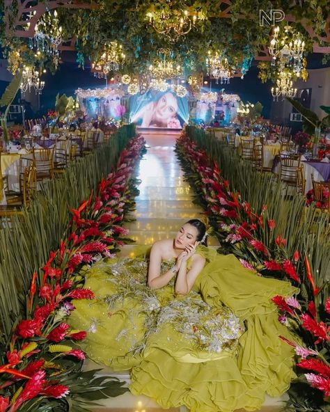 Crazy Rich Asians Debut Theme, Crazy Rich Asians Wedding Theme, Crazy Rich Asians Party Theme, Crazy Rich Asians Outfits Ideas, Rich Asian Wedding, Crazy Rich Asians Outfits, Crazy Rich Asians Wedding, Asian Wedding Themes, Mandap Setup