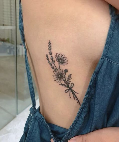 Tattoos For Women On Thigh, Tattoo Ribs, Tattoo Art Design, Rib Tattoos For Guys, Tattoos On Side Ribs, Kunst Tattoos, Wildflower Tattoo, Tattoos For Women Half Sleeve, Sternum Tattoo