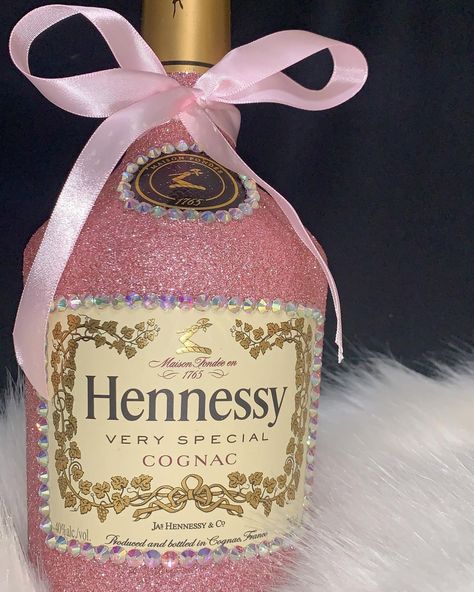 Pink Hennessy Bottle, Glitter Hennessy Bottle, Hennessy Very Special Cognac, Hennessy Bottle, Alcohol Bottle Crafts, Alcohol Bottles, Custom Bottles, Bottle Crafts, Bottles Decoration