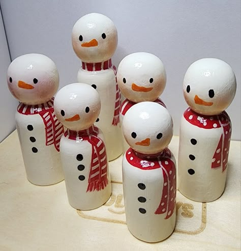 Snowmen Peg Dolls, Snowman Peg Doll, Family Peg Dolls, Christmas Peg Dolls, Snowmen Family, People Craft, Peg Crafts, Christmas People, Sensory Kits