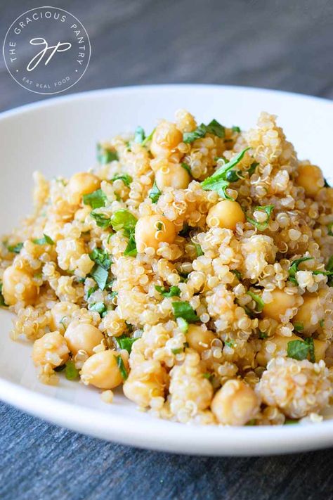 This Clean Eating Chickpea Basil Quinoa Salad is quick and easy to make, tastes great and even travels well for lunch the next day! Basil Quinoa, Quinoa Recipes Dinner, Clean Hacks, Cake Courgette, Clean Dinners, Clean Eating Vegan, Clean Baking Pans, Clean Eating Recipes For Dinner, Quinoa Salad Recipes