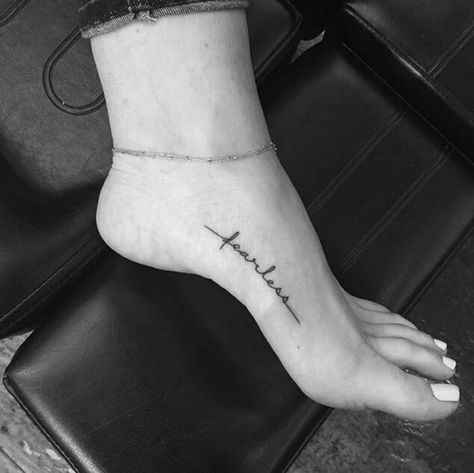 Fearless Tattoo, Wörter Tattoos, Small Foot Tattoos, Tato Minimal, One Word Tattoos, Tato Jari, Pola Tato, Nyc Tattoo, Foot Tattoos For Women