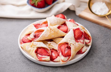 Puff Pastry Cannoli, Strawberry Cannoli, Strawberry Puff Pastry, Pumpkin Fritters, Cannoli Recipe, International Desserts, Crescent Recipes, Unique Breakfasts, Italian Dessert