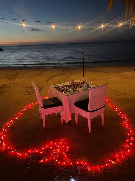 romantic dinner beach couple Romantic Dinner On The Beach, Beach Dates, Beach Dinner, Beach Couple, Beach Date, Night Couple, Night Background, Beach Night, Romantic Beach