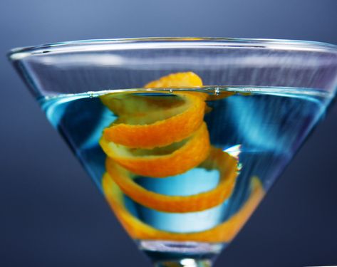 Blue Martini Recipe, Blue Gin, Best Gin Cocktails, Perfect Martini, Blue Martini, Gin Liqueur, Strawberry Mojito, Best Gin, Gin Cocktail Recipes