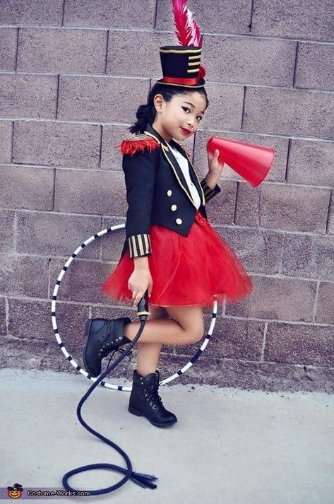 Andrew: My 8yr old daughter Alee, is a Circus Ringmaster Lion Tamer and her 2yr… Lion Tamer Halloween Costume, Carnaval Kids, Lion Tamer Costume, Greatest Showman Party, Circus Ringmaster, Ringmaster Costume, Halloweenský Makeup, Halloween Circus, Lion Tamer