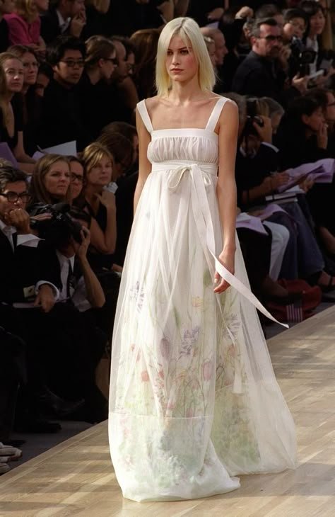 MJ for LV Spring/Summer 2002 Louis Vuitton Dress, Runway Gowns, I'm With The Band, Runway Dresses, Dreamy Dress, Couture Runway, Historical Dresses, Runway Looks, Fashion Week Spring