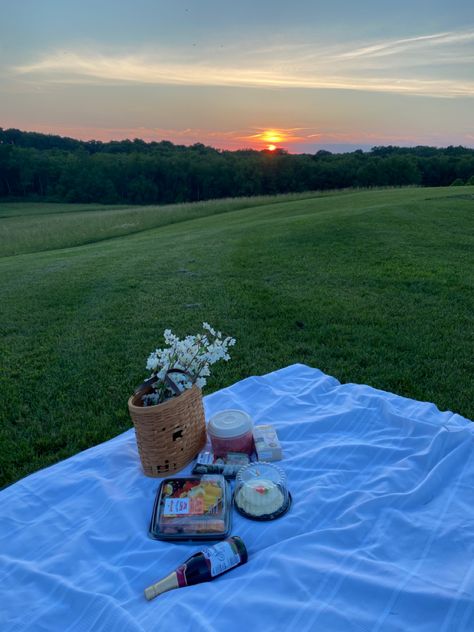 Sunset Picnic Birthday, Sunset Picnic Proposal, Sunset Picnic Pictures, Promposal Picnic, Sunset Picnic Aesthetic, Sunset Picnic Date, Birthday Hangout, Picnic Ideas For Couples, Picnic Anniversary