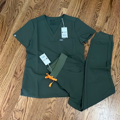 Reposhing This Item I Purchased From @Madisonbartell. Loved It, But Ready To Rotate For Something New. Never Wore, Still Has Tags Questions? Leave A Comment Below! Green Scrubs Outfit, Nurse Ootd, Figs Scrubs Outfit, Nurse Fashion Scrubs, Vet Tech School, Scrubs Nursing Uniforms, Stylish Scrubs, Medical Scrubs Outfit, Doctor Scrubs