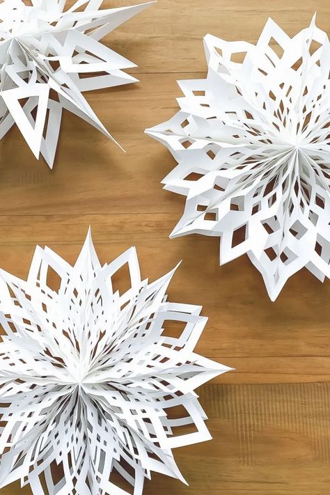 Cute Paper Snowflake Designs, 3d Snowflakes Cricut, White Paper Stars Christmas, Diy Paper Snowman, Diy Paper Snowflakes Decorations, Paper Bag Star Template, Paper Snowflakes Diy 3d, Paper Stars Diy Easy 3d Snowflakes, How To Make Christmas Snowflakes