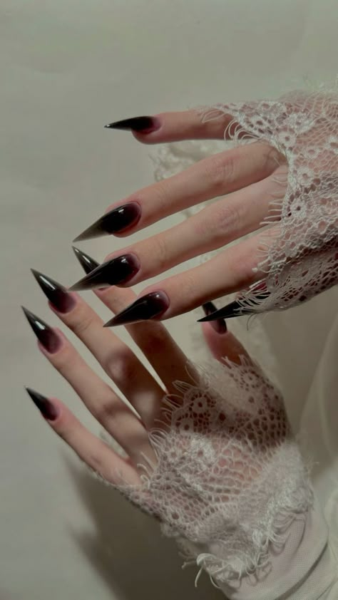 Nail Model, Vampire Nails, Sharp Nails, La Nails, Hello Nails, Gothic Nails, Nail Time, Goth Nails, Glow Nails