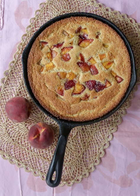 Sweet Peach Cornbread Cake - Hilah Cooking Peach Buckle Recipe, Peach Cornbread, Cornbread Cake Recipe, Peach Buckle, Skillet Cobbler, Sour Cream Topping, Peach Shortcake, Cornbread Cake, Cornwall Holiday