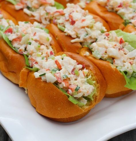 While we’re always excited to order one at a restaurant or food truck… making our own version can be delicious and a lot of fun! Click here for a few of our Dinner Party Food Appetizers, Mini Lobster Rolls, Lobster Appetizers, Family Gathering Food, Southern Party, Lobster Roll Recipes, Salad Fingers, Bowls Recipes, Pescetarian Recipes