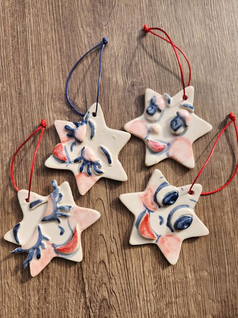 Flat Ceramic Ornaments, Handmade Ceramic Ornaments, Ceramic Ornaments Diy, Ceramic Home Decor, Ceramic Home, Ceramics Inspiration, Star Tree, Homemade Ornaments, Painting Sculpture