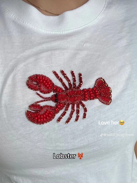 Hantverk Diy, Beaded Shirt, Pearl Embroidery, Embroidery Tshirt, Bead Embroidery Patterns, Shirt Diy, Devil Wears Prada, Embroidery Top, Embroidery On Clothes