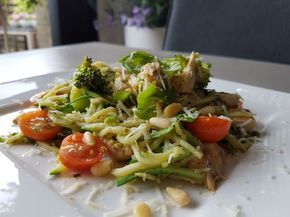 Een lekker koolhydraatarm hoofdgerecht, courgetti met kip en pesto. De courgetti kan je serveren als hoofdgerecht bij het diner, maar is ook lekker om te eten als lunch! Casserole Crockpot, Healthy Diners, Healthy Breakfast Bowls, Spiralizer Recipes, Recipes Casserole, Paleo Lunch, Power Foods, Healthy Recipies, Lunch Recipes Healthy