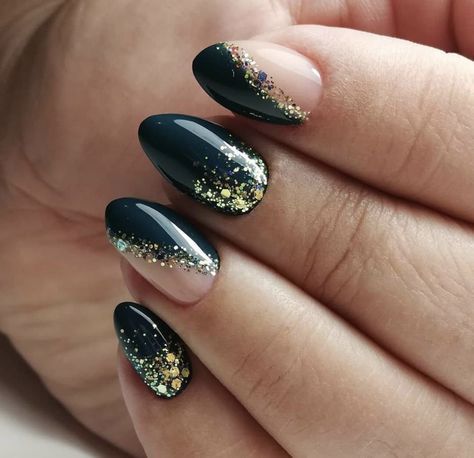 New Years Nails Green And Gold, New Years Nails Design Black And Gold, Black And Gold Biab Nails, Dark Green New Years Nails, Emerald Wedding Nails, New Years Themed Nails, Nail Winter 2024 Trends, Forest Green Nails With Gold, Green And Gold Almond Nails