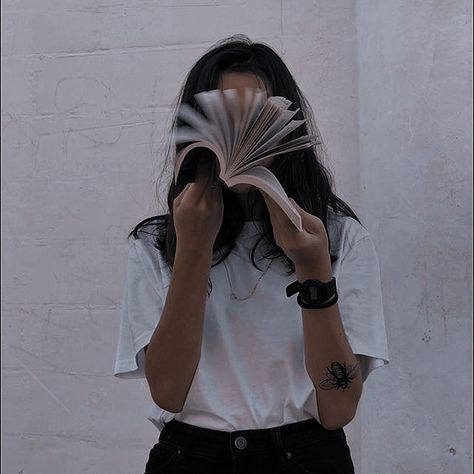 Book Selfie Ideas Pictures, Professional Profile Pictures, Blue Sky Photography, Zodiac Academy, Faceless Portrait, Creative Photoshoot Ideas, Selfie Photography, Self Portrait Photography, Camera Shy