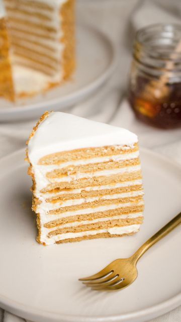 Russian Honey Cake, Fast Dessert Recipes, Fast Desserts, International Desserts, Most Popular Desserts, Ukrainian Recipes, Popular Desserts, Honey Cake, Macaron Recipe