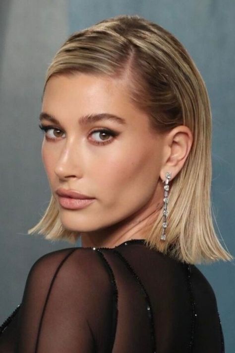 Prepare yourself because Hailey Bieber is rocking a slick back hairstyle, and you can probably guess what that means. If you’re unsure, just take a look at the picture and witness the sophistication that this hairstyle exudes.//photocredit:@avani.bunni Gala Make Up, Slick Back Hairstyle, Back Hairstyle, Slicked Back Hair, Hairdos For Short Hair, Slick Hairstyles, Slick Back, Sleek Hairstyles, Short Blonde