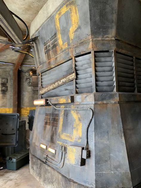 Star Wars Galaxy's Edge Rustic Scifi, Star Wars Visuals, Star Wars Rooms, Star Wars Set Design, Star Wars Buildings, Haunted Spaceship, Starwars Diorama, Star Wars House, Star Wars Bar