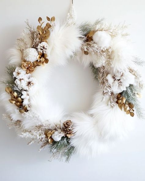 Pool Noodle Wreath, Old Glass Bottles, Faux Fur Wrap, Material Wreaths, Winter Door, Pool Noodle, Monochromatic Color Scheme, Silver Ornaments, Faux Fur Fabric