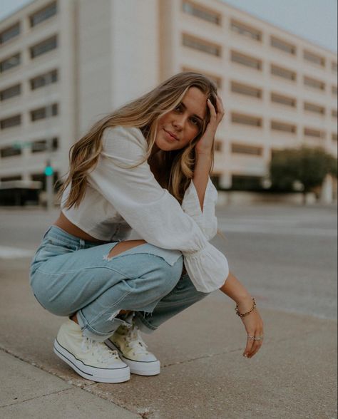 Alleyway Photoshoot Posing Ideas, Casual Photoshoot Ideas Street Styles, City Portraits Photography, Step Poses Photography, Senior Pictures Against Wall, Street Fashion Poses Women, Womens Photoshoot Poses, Beginner Photography Poses, Simple Fashion Photography