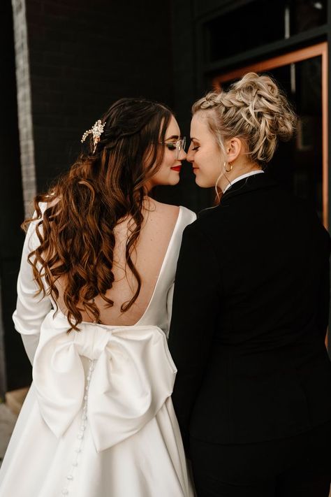 Wedding Ideas Lesbian Couple, Lesbian Wedding Photoshoot Photo Ideas, Lesbian Wedding Pictures, Grunge Elopement, Wlw Wedding Photos, Lesbian Wedding Photo Ideas, Wlw Wedding Ideas, Lesbian Wedding Photography Poses, Wlw Wedding Aesthetic