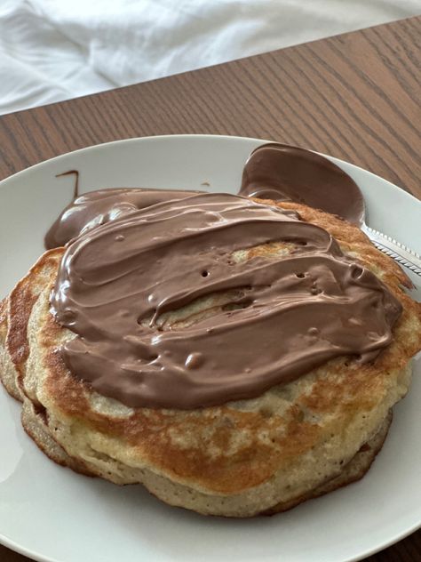 Nutella And Pancakes, Nutella Pancakes Aesthetic, Tortilla With Nutella, Pancake Nutella, Chrome Wallpaper, Pancakes Nutella, Pancakes Aesthetic, Nutella Breakfast, Nutella Biscuits