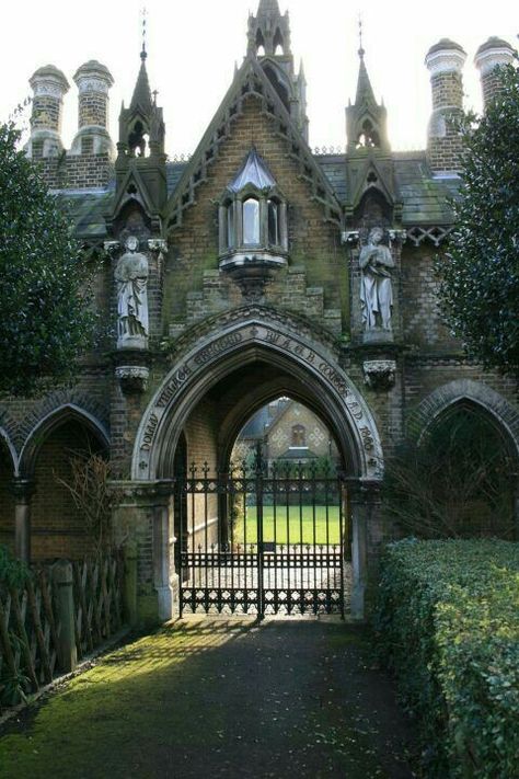 Highgate Cemetery London, Highgate Cemetery, Gothic Buildings, Douglas Adams, Old Cemeteries, Cemetery Art, Julius Caesar, Karl Marx, Abandoned Houses