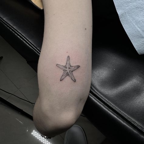 Realistic Starfish Tattoo, Sea And Stars Tattoo, Star Fish Tattoo Design, Starfish Tattoo Designs, Star Fish Tattoos, Seastar Tattoo, Sea Star Tattoo, Star Fish Tattoo, Ocean Sleeve