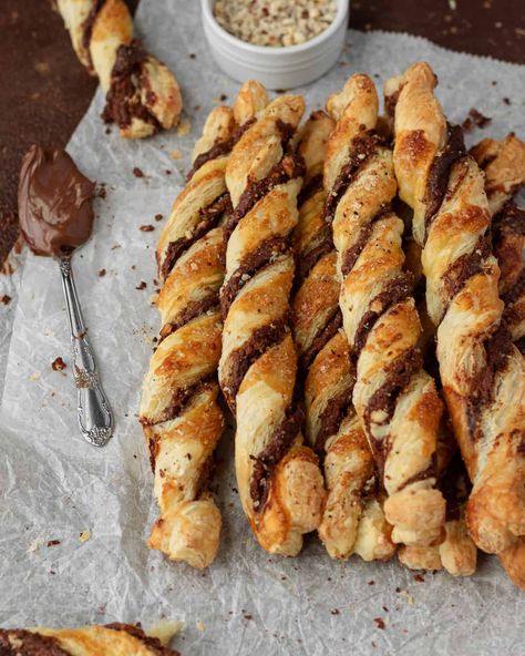 Puff Pastry Nutella Desserts Nutella Twists, Puff Pastry Nutella, Puff Pastry Cookies, The Modern Nonna, Pastry Recipes Dessert, Modern Nonna, Desserts Nutella, Nutella Puff Pastry, Puff Pastry Twists