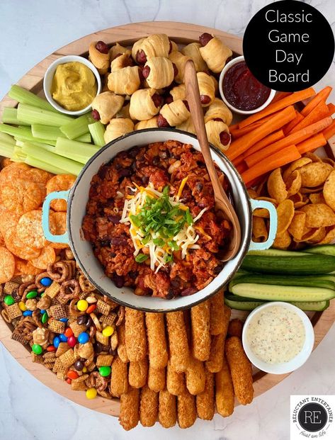 A Classic Game Day Board recipe with chili, cheese sticks, lil' smokies, veggies, chips, and Ranch dressing! Don't forget chex mix and M&Ms! #gamedayboard #classicgamedayboard #thebigboardRE… More Board Meals, Easy Homemade Chili Recipe, Dream Sleepover, Easy Homemade Chili, Chili Dinner, Dinner Board, Lil Smokies, Homemade Chili Recipe, Easy Vegetable Soup