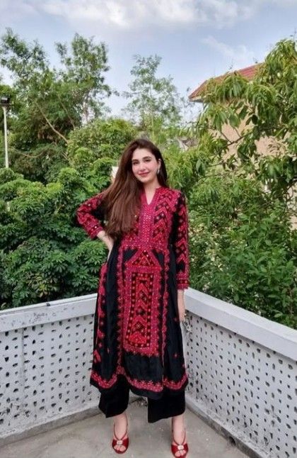 Baluchi Dress, Sindhi Dress, Eid Photoshoot, Balochi Dresses, Eid Photoshoot Ideas, Desi Clothing, Abaya Fashion Dubai, Pakistani Party Wear Dresses, Simple Dress Casual