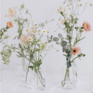 Elegant Eclectic Wedding, Table Decorations Casual, Simple Wedding Table Flowers, Wild Flower Table Decorations, Bud Vase Flowers, Pretty Wedding Centerpieces, Native Poppy, Bud Vases Wedding, Bud Vases Arrangements